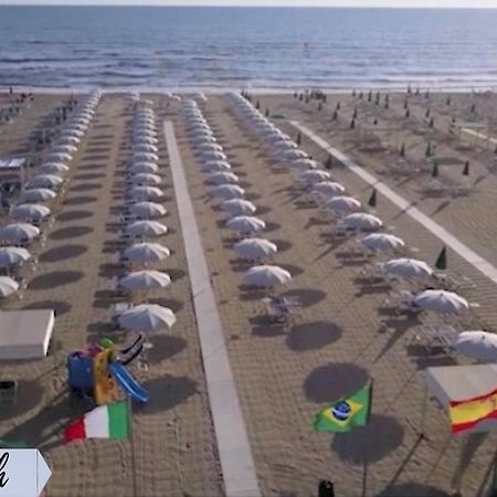 Front Beach Apartments Виареджо Экстерьер фото