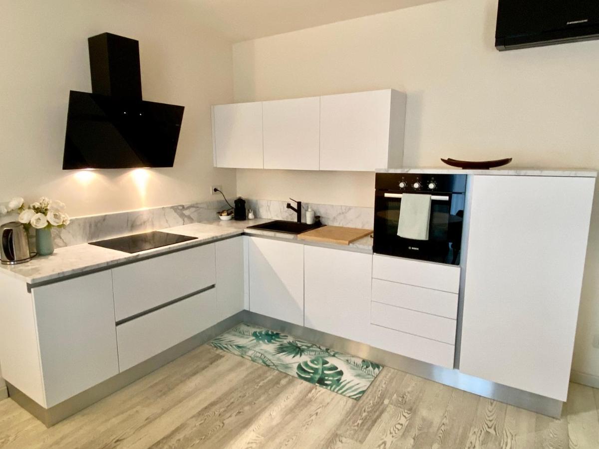 Front Beach Apartments Виареджо Экстерьер фото