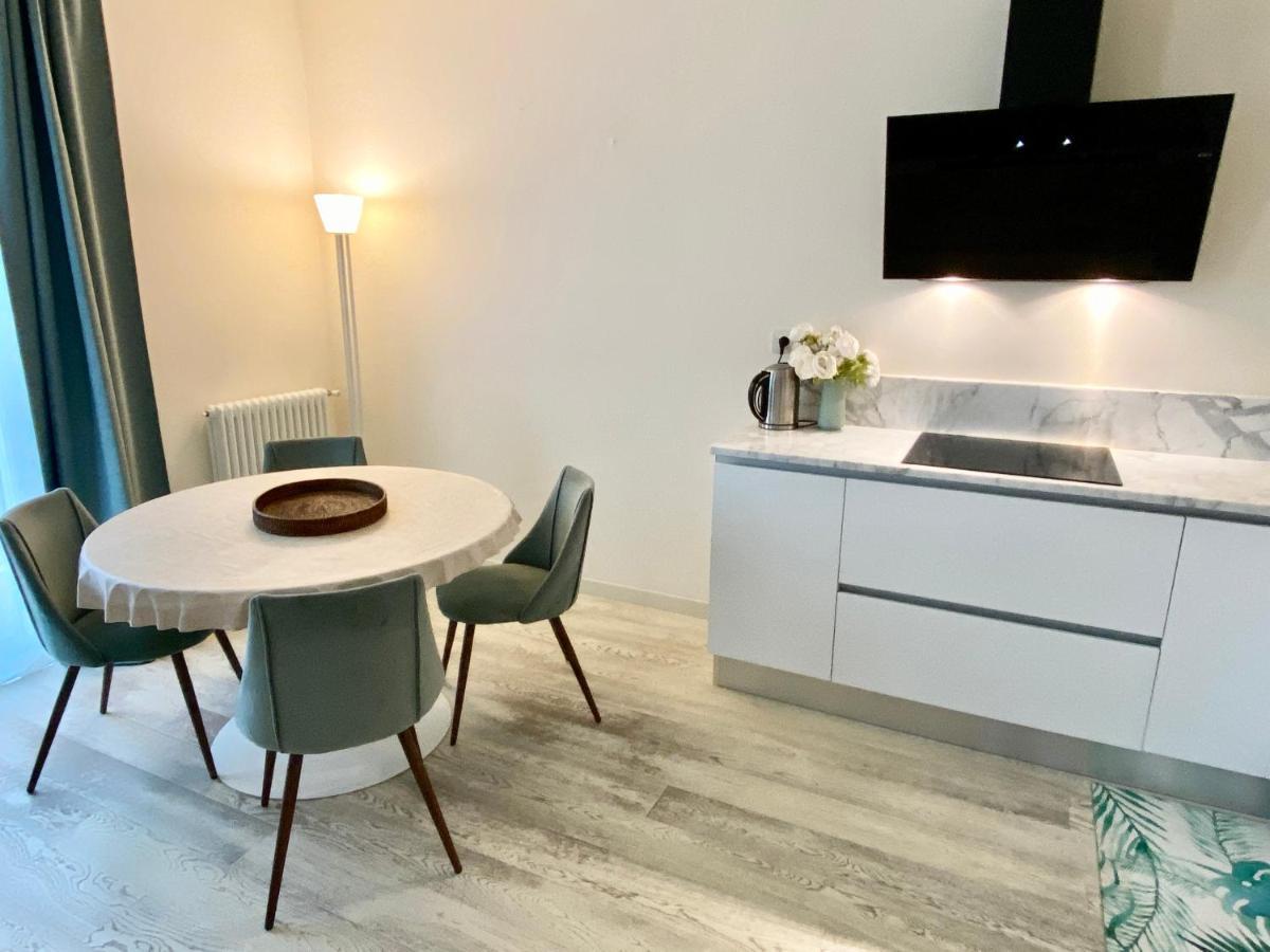 Front Beach Apartments Виареджо Экстерьер фото