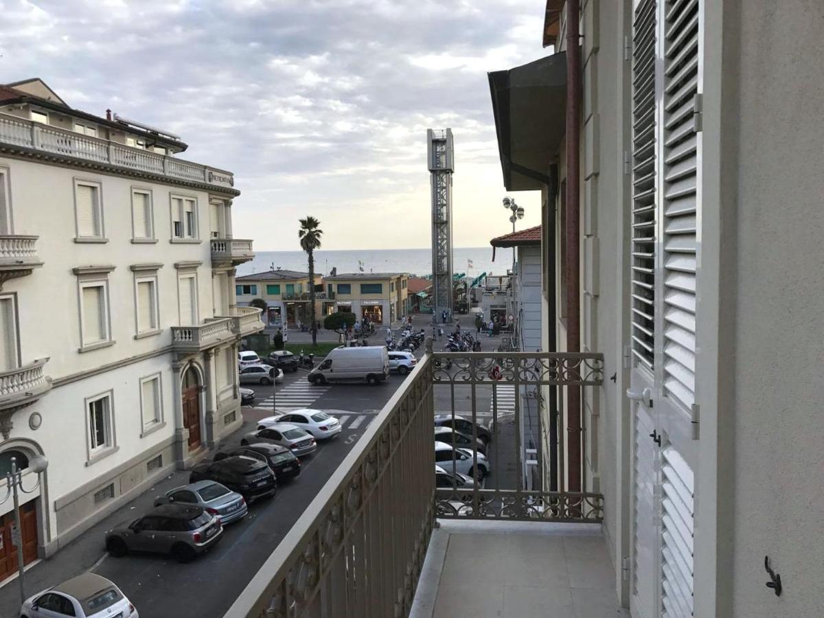Front Beach Apartments Виареджо Экстерьер фото