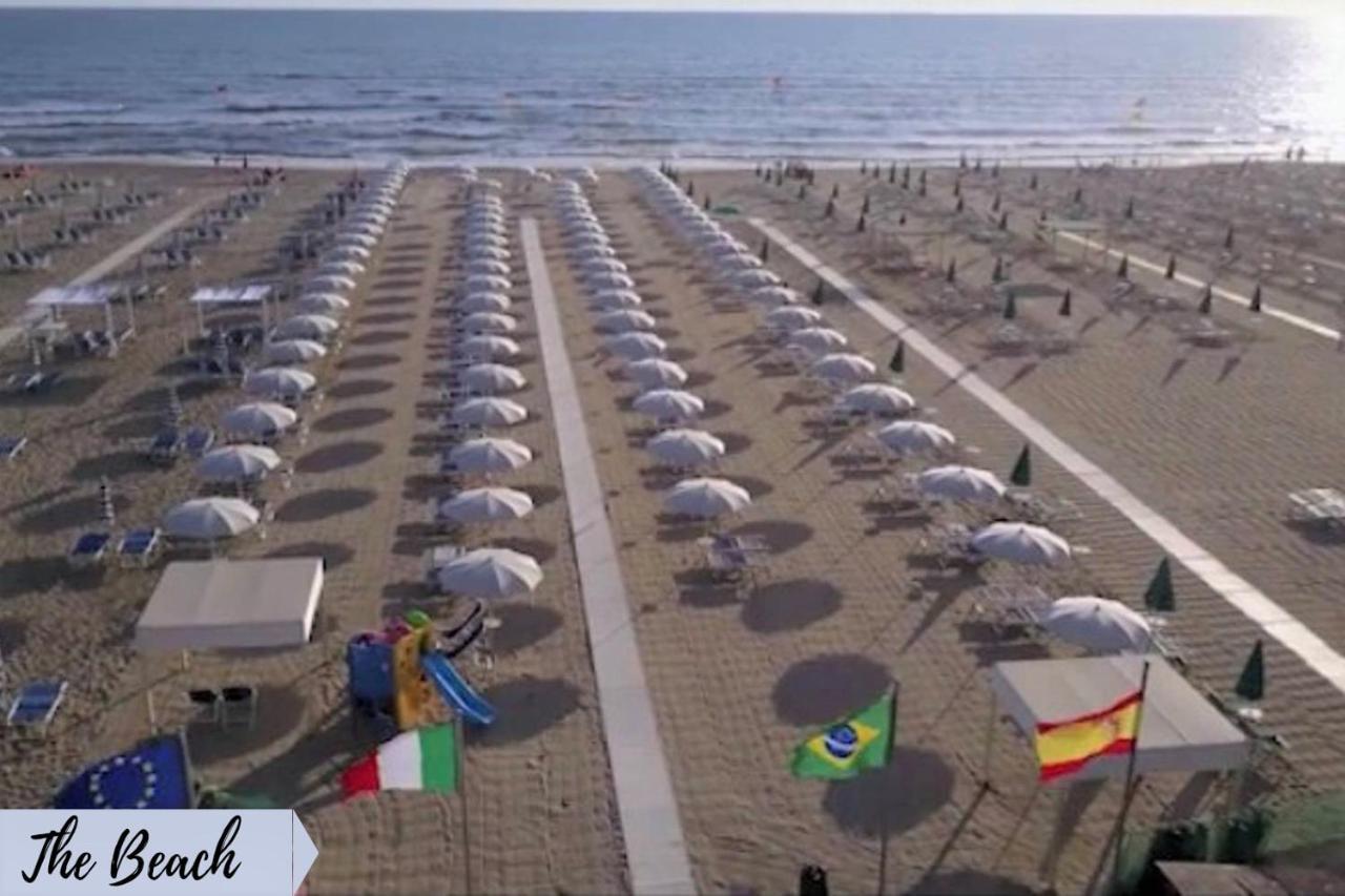 Front Beach Apartments Виареджо Экстерьер фото